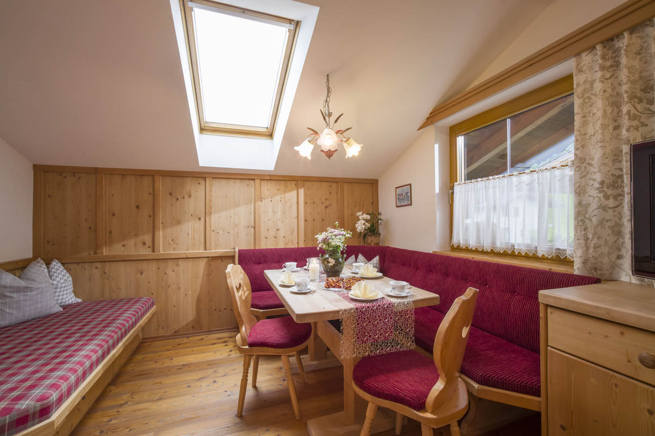 Die gemütliche Wohnküche in unserem Apartment Fichtenstube.